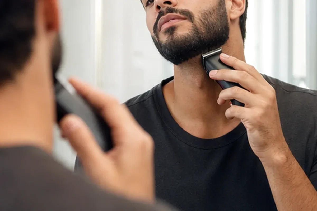 Redaktioneller Beauty-Moment zur Ausgangslage bei Bikinizonen-Trimmer für dunkle Haare