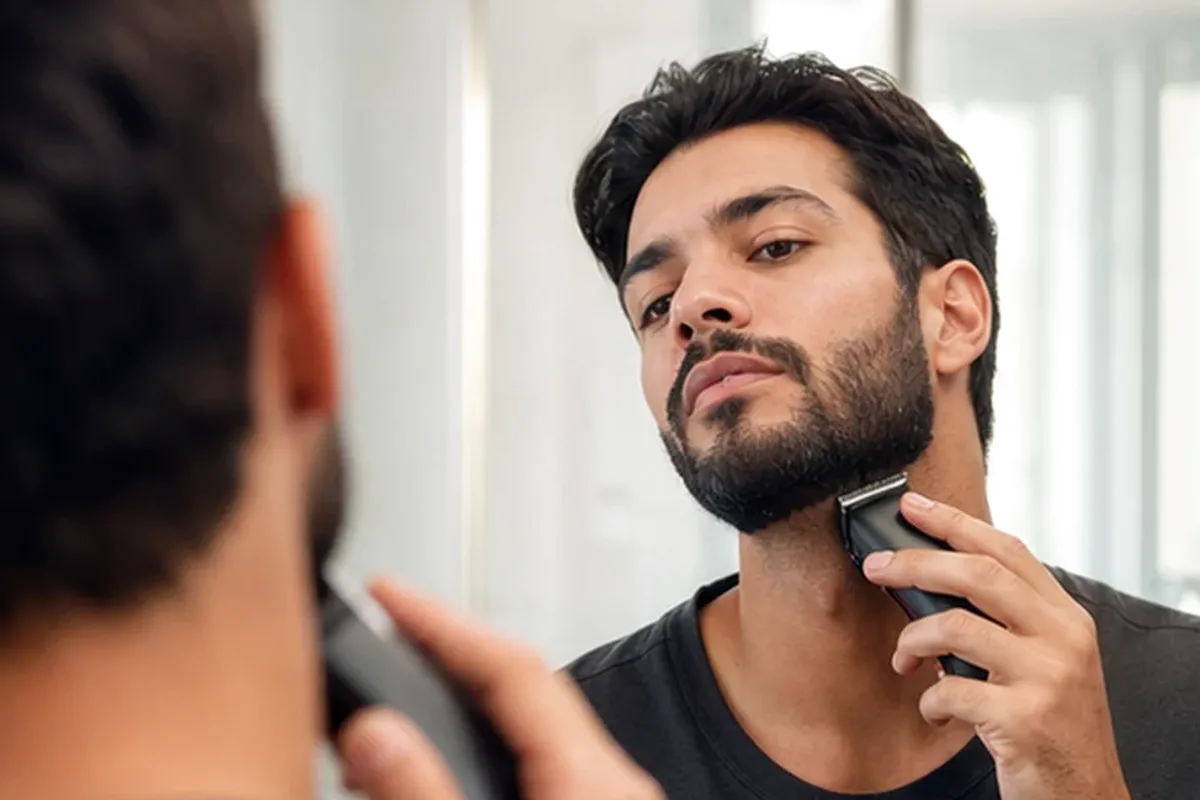 Authentischer Wohlfühlmoment passend zum Beauty-Thema Bikinizonen-Trimmer für die Bikinizone