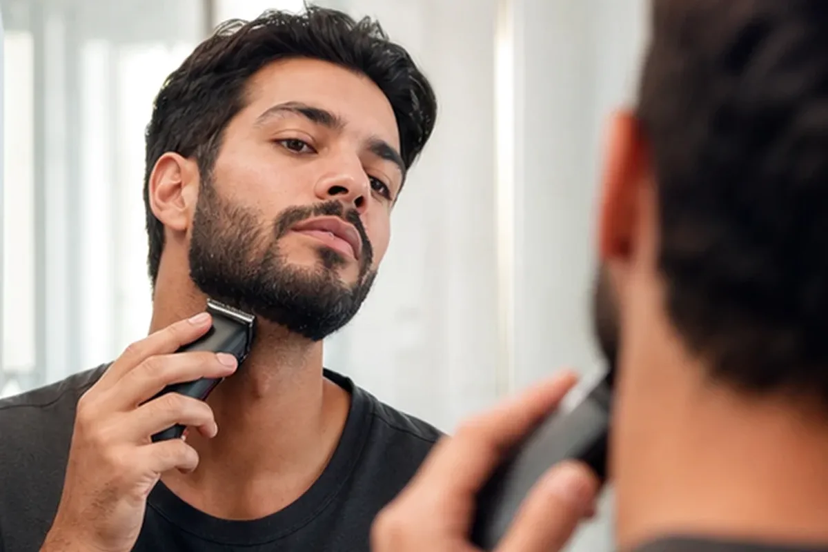 Emotionaler und authentischer Anwendungsmoment rund um Peeling vor der Rasur für empfindliche Haut