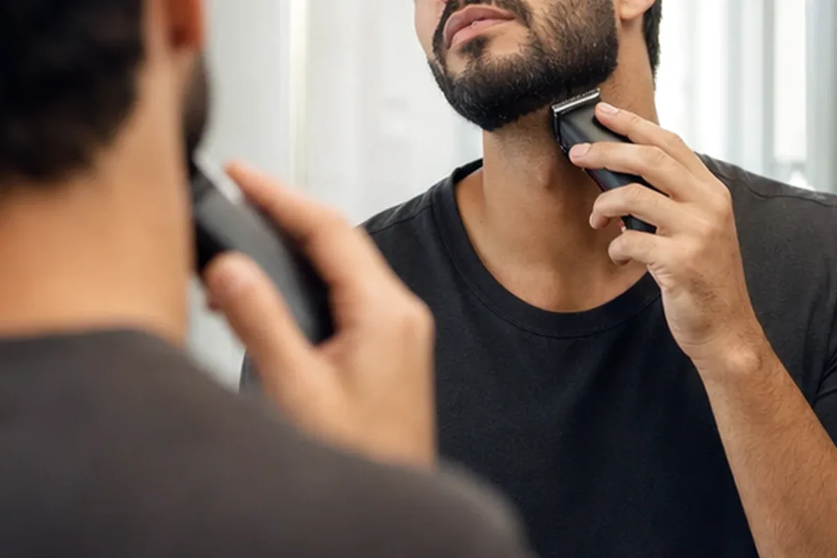 Authentischer Wohlfühlmoment passend zum Beauty-Thema Elektrorasierer bei Rasurbrand