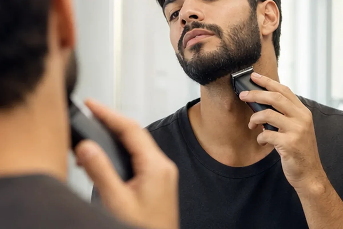 Authentischer Wohlfühlmoment passend zum Beauty-Thema Augenbrauen-Trimmer bei eingewachsenen Haaren
