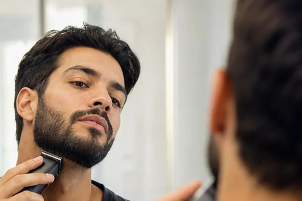 Authentischer Wohlfühlmoment passend zum Beauty-Thema Augenbrauen-Trimmer für feine Haare