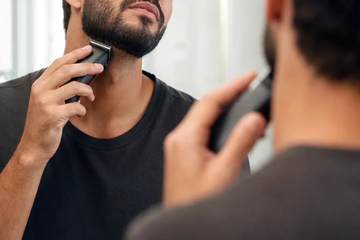 Authentischer Wohlfühlmoment passend zum Beauty-Thema Nassrasierer für feine Haare