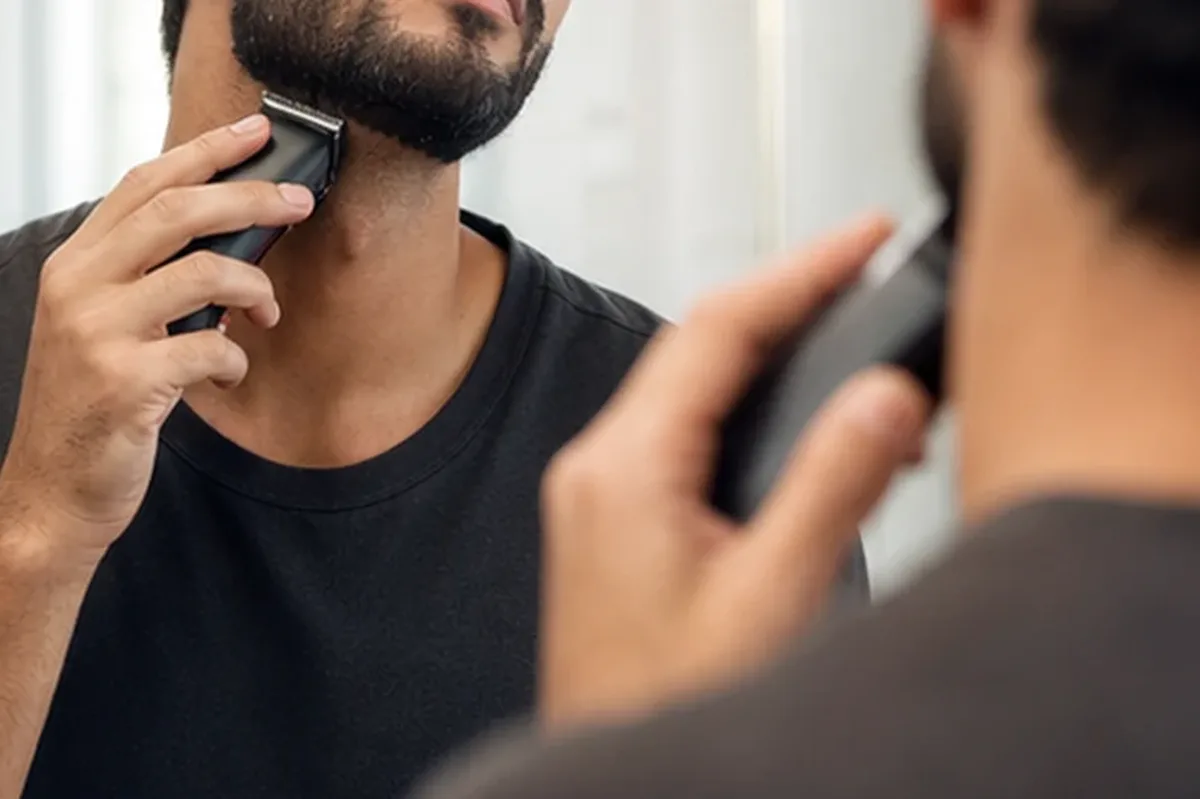 Authentischer Wohlfühlmoment passend zum Beauty-Thema After-Shave-Pflege für feine Haare
