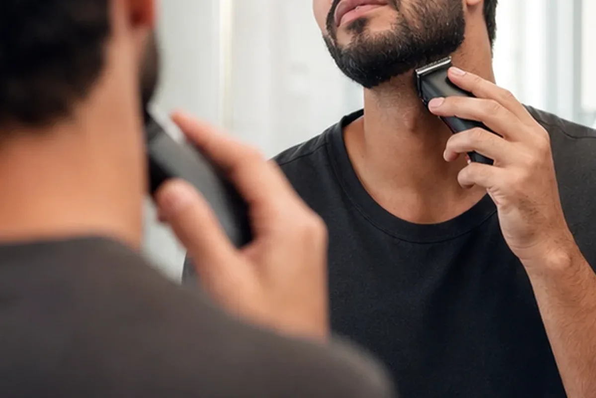 Emotionaler und authentischer Anwendungsmoment rund um Rasierhobel für dunkle Haare