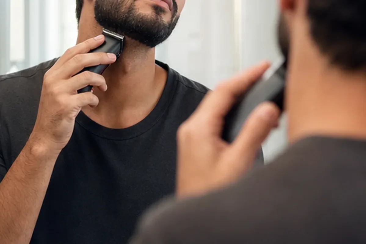 Authentische Beauty-Routine passend zum Thema Nassrasierer für langanhaltende Glätte