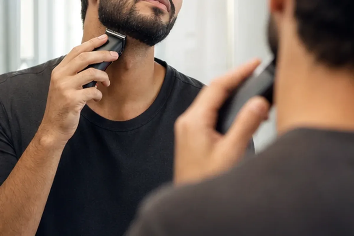 Authentische Beauty-Routine passend zum Thema Elektrorasierer für dunkle Haare