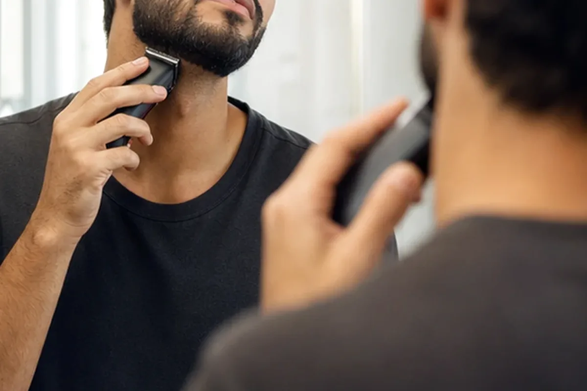 Authentischer Wohlfühlmoment passend zum Beauty-Thema Peeling vor der Rasur für die Bikinizone