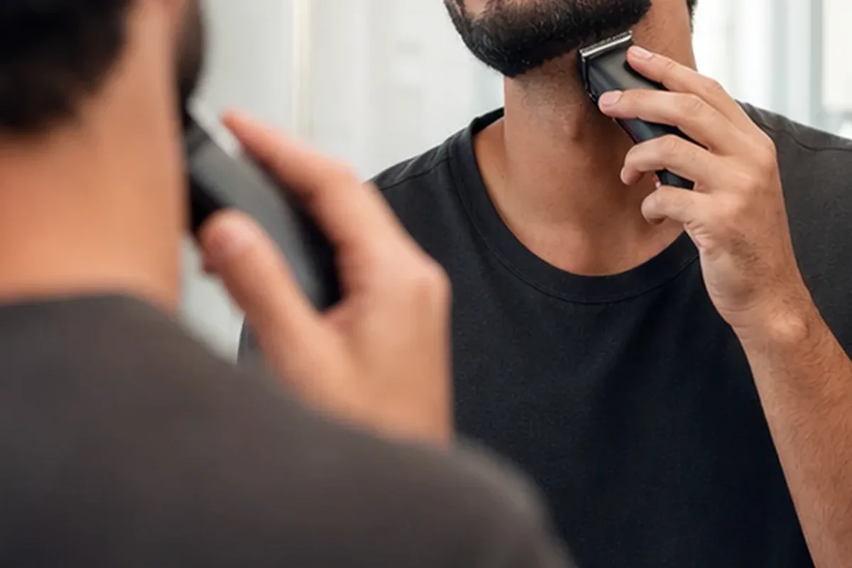Emotionaler und authentischer Anwendungsmoment rund um Sugaring-Paste für dunkle Haare