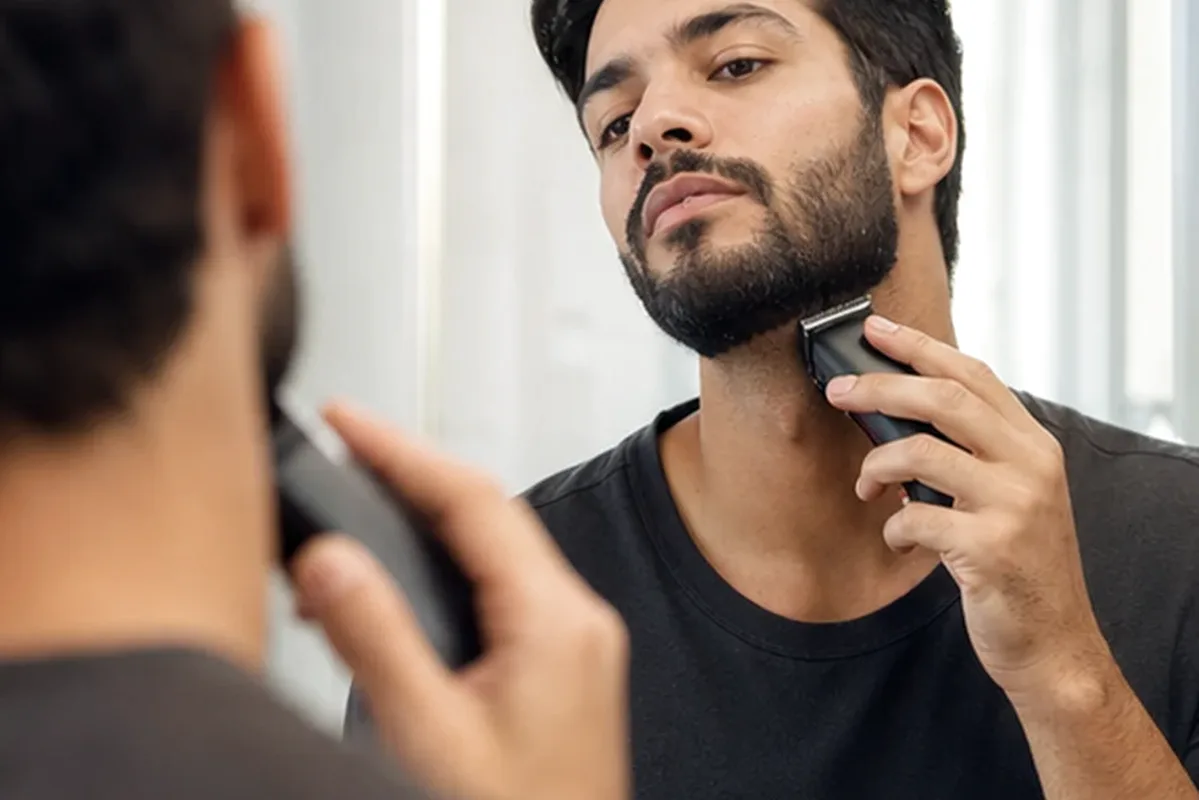 Authentische Beauty-Routine passend zum Thema After-Shave-Pflege für die Bikinizone