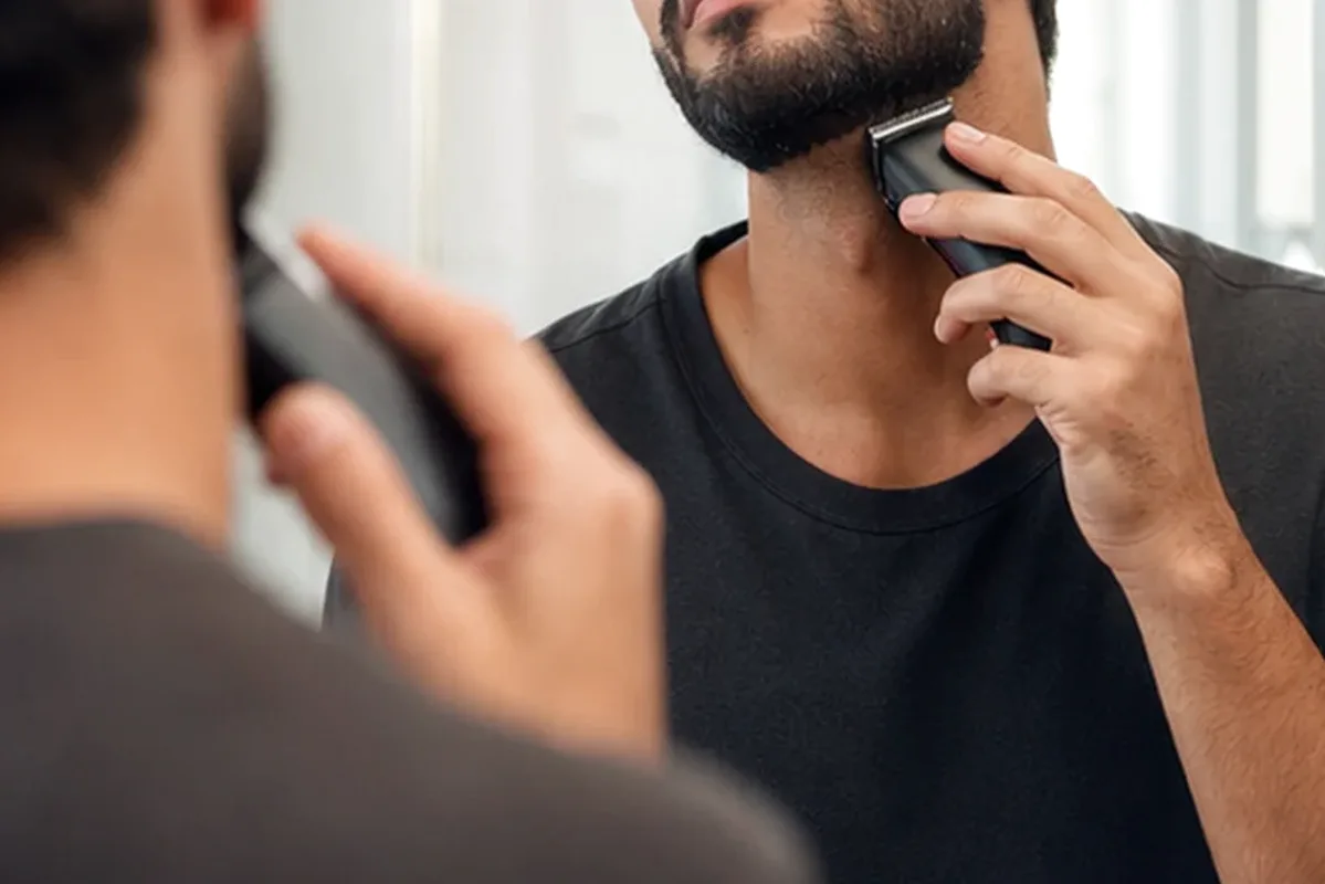 Authentischer Wohlfühlmoment passend zum Beauty-Thema Gesichtsrasierer bei Rasurbrand