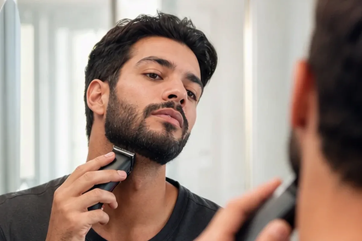 Authentischer Wohlfühlmoment passend zum Beauty-Thema Rasieröl für die Bikinizone