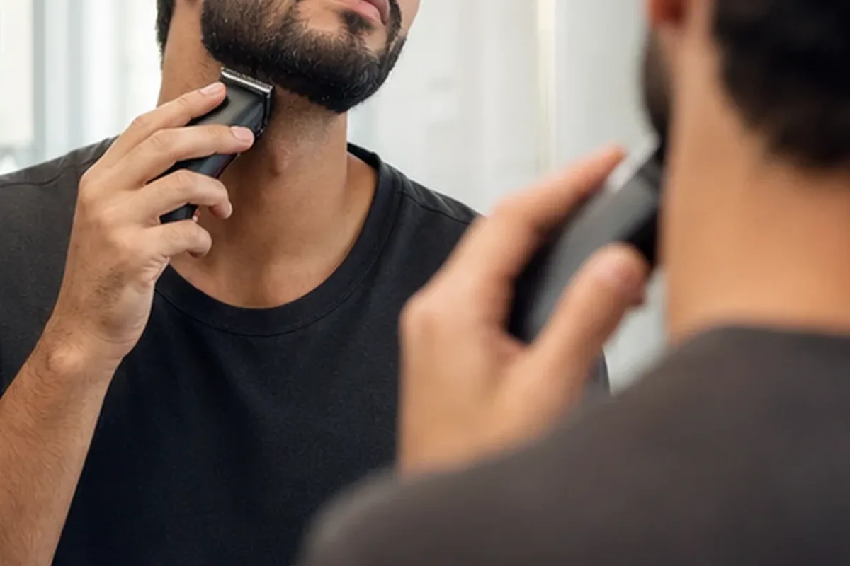Authentischer Wohlfühlmoment passend zum Beauty-Thema Rasieröl für dunkle Haare