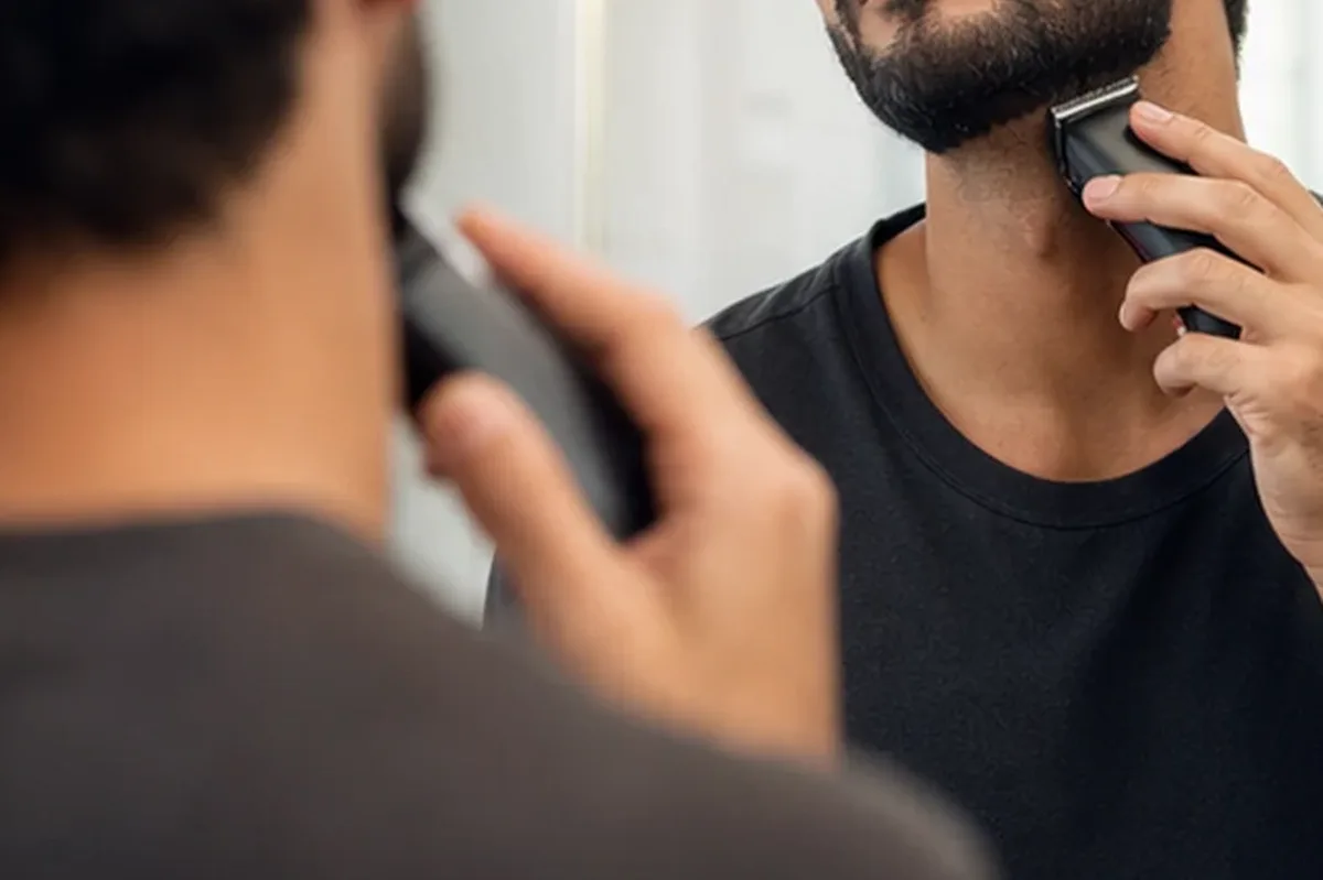 Hochwertige Beauty-Inszenierung zu Auswahlkriterien für Bikinizonen-Trimmer bei Rasurbrand