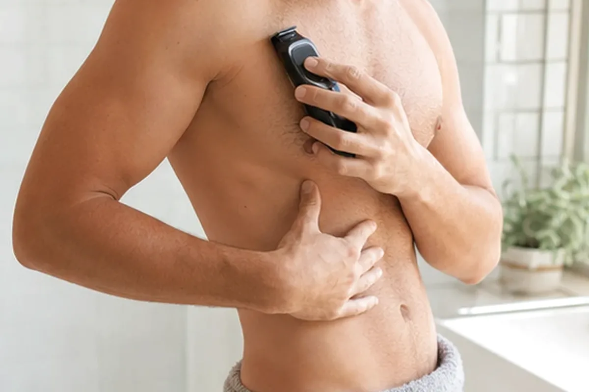 Redaktionelle Detailaufnahme zur Orientierung bei Peeling vor der Rasur für dunkle Haare