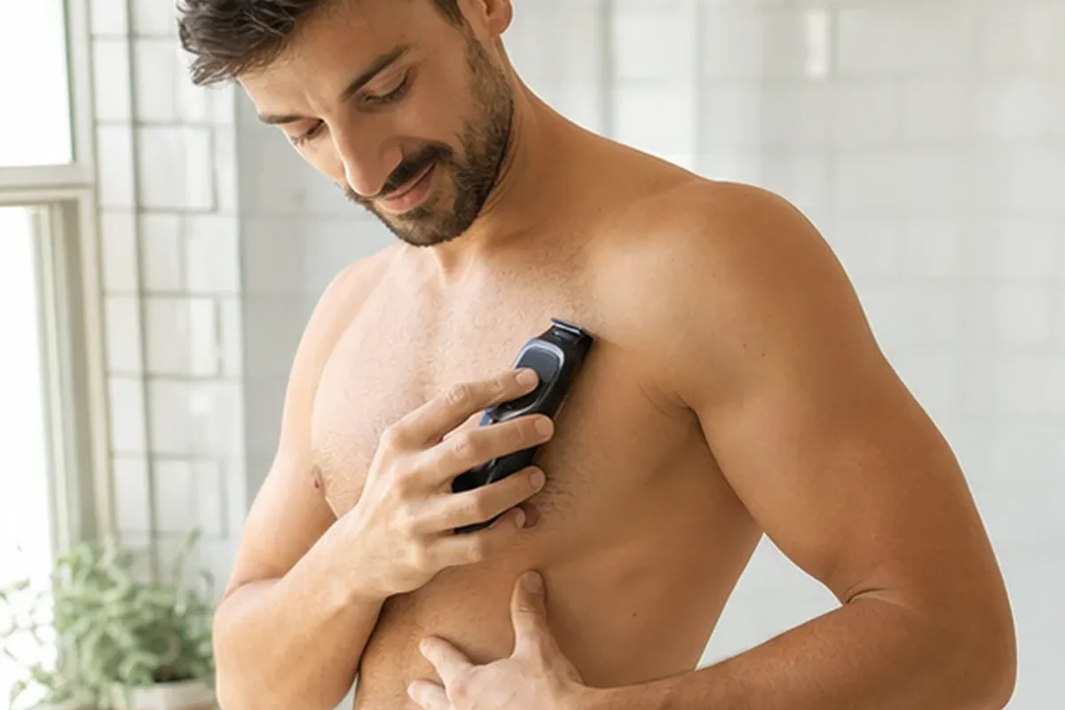 Emotionaler und authentischer Anwendungsmoment rund um Sugaring-Paste für feine Haare