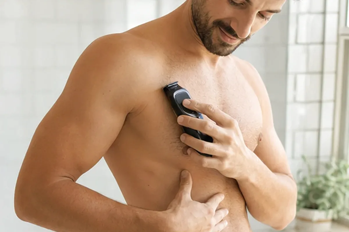 Authentischer Wohlfühlmoment passend zum Beauty-Thema Body-Trimmer bei eingewachsenen Haaren