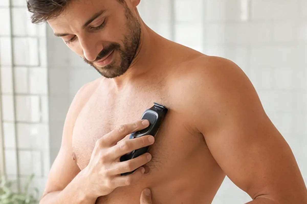 Authentischer Wohlfühlmoment passend zum Beauty-Thema Bikinizonen-Trimmer bei eingewachsenen Haaren