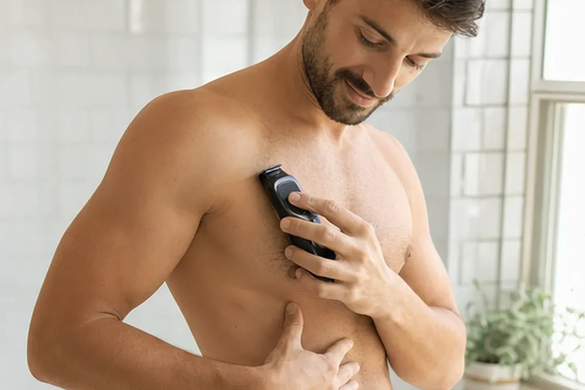 Emotionaler und authentischer Anwendungsmoment rund um Body-Trimmer für langanhaltende Glätte