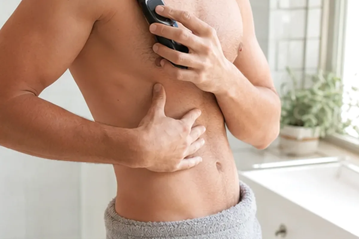 Emotionaler und authentischer Anwendungsmoment rund um Body-Trimmer für langanhaltende Glätte