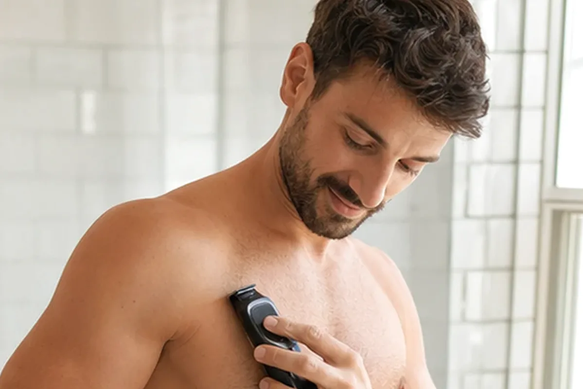 Authentischer Wohlfühlmoment passend zum Beauty-Thema Augenbrauen-Trimmer für eine schnelle Anwendung