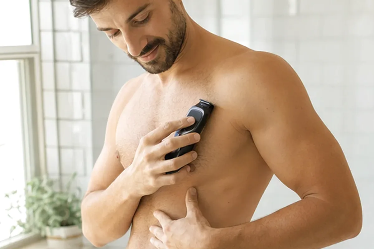 Authentische Beauty-Routine passend zum Thema Body-Trimmer für langanhaltende Glätte