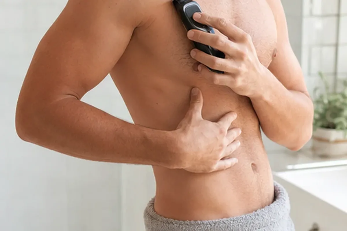 Authentischer Wohlfühlmoment passend zum Beauty-Thema Body-Trimmer bei eingewachsenen Haaren