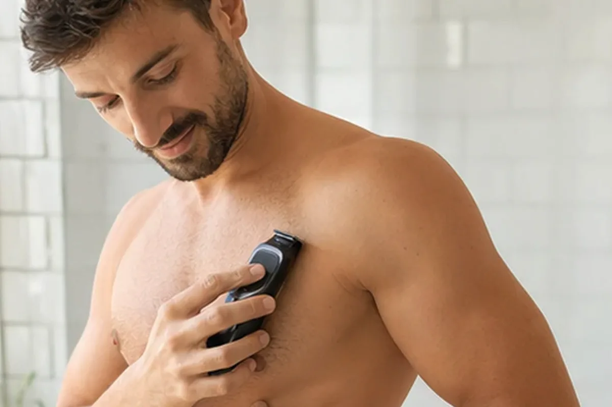 Emotionaler und authentischer Anwendungsmoment rund um Augenbrauen-Trimmer für empfindliche Haut