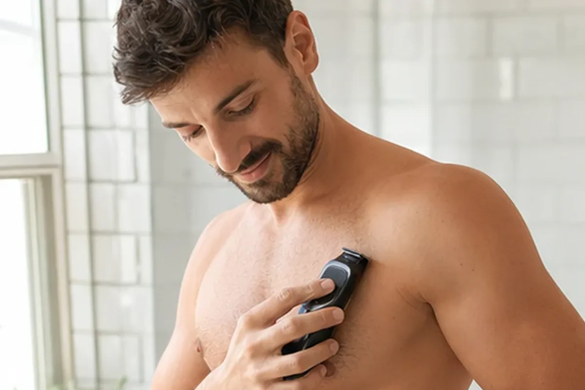 Redaktionelle Detailaufnahme zur Orientierung bei Waxing-Set für die Bikinizone