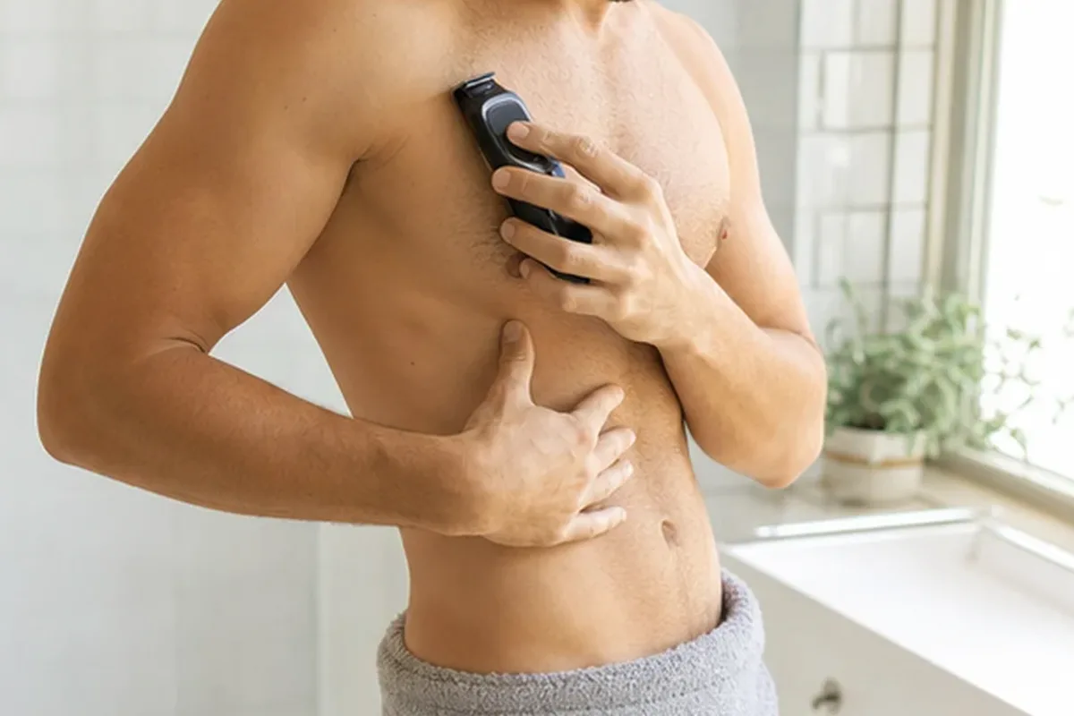 Authentischer Wohlfühlmoment passend zum Beauty-Thema Rasierhobel für dunkle Haare