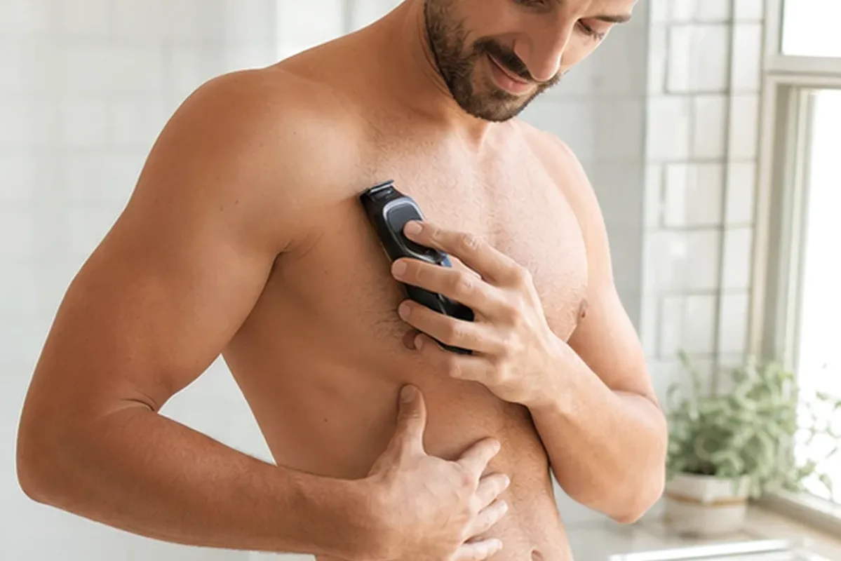 Authentischer Wohlfühlmoment passend zum Beauty-Thema Body-Trimmer für langanhaltende Glätte