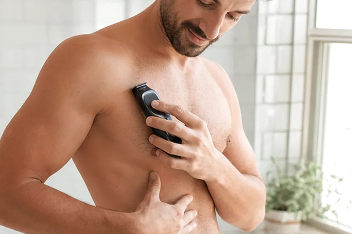Authentischer Wohlfühlmoment passend zum Beauty-Thema Rasieröl für dunkle Haare