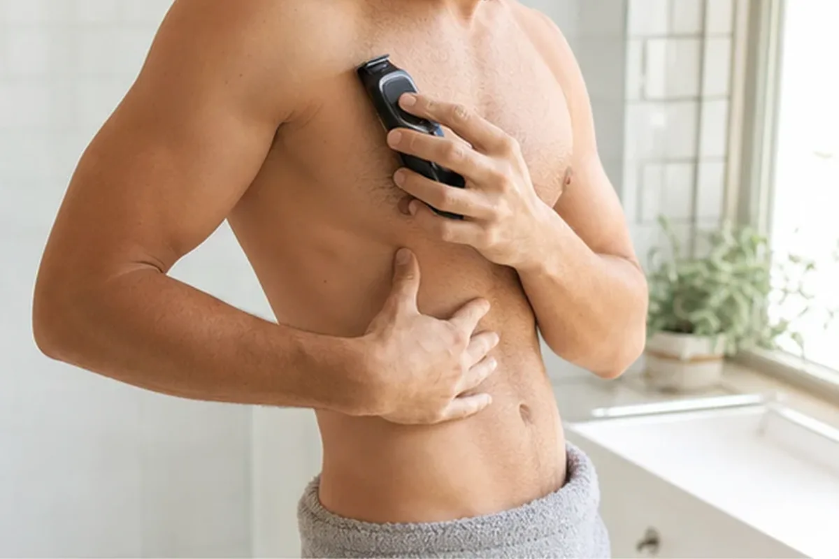 Authentischer Wohlfühlmoment passend zum Beauty-Thema Bikinizonen-Trimmer für feine Haare