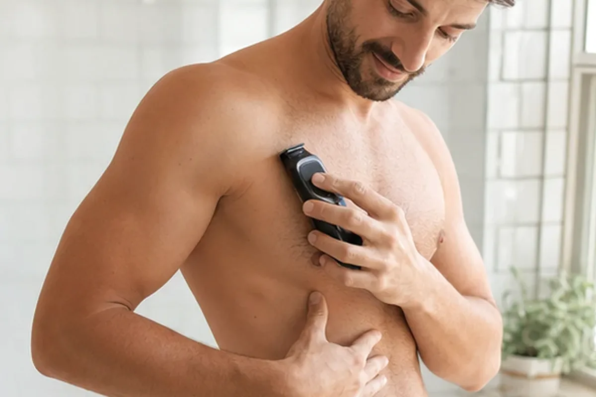 Authentischer Wohlfühlmoment passend zum Beauty-Thema Elektrorasierer bei eingewachsenen Haaren