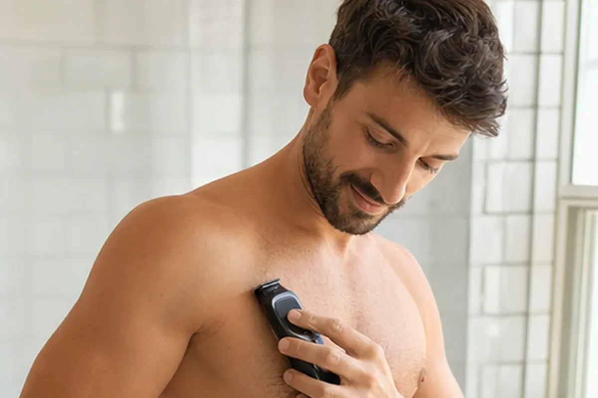 Authentischer Wohlfühlmoment passend zum Beauty-Thema Gesichtsrasierer für eine schnelle Anwendung