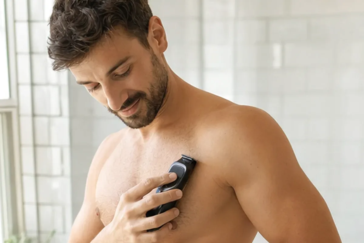 Redaktionelle Detailaufnahme zur Orientierung bei Bikinizonen-Trimmer für dunkle Haare