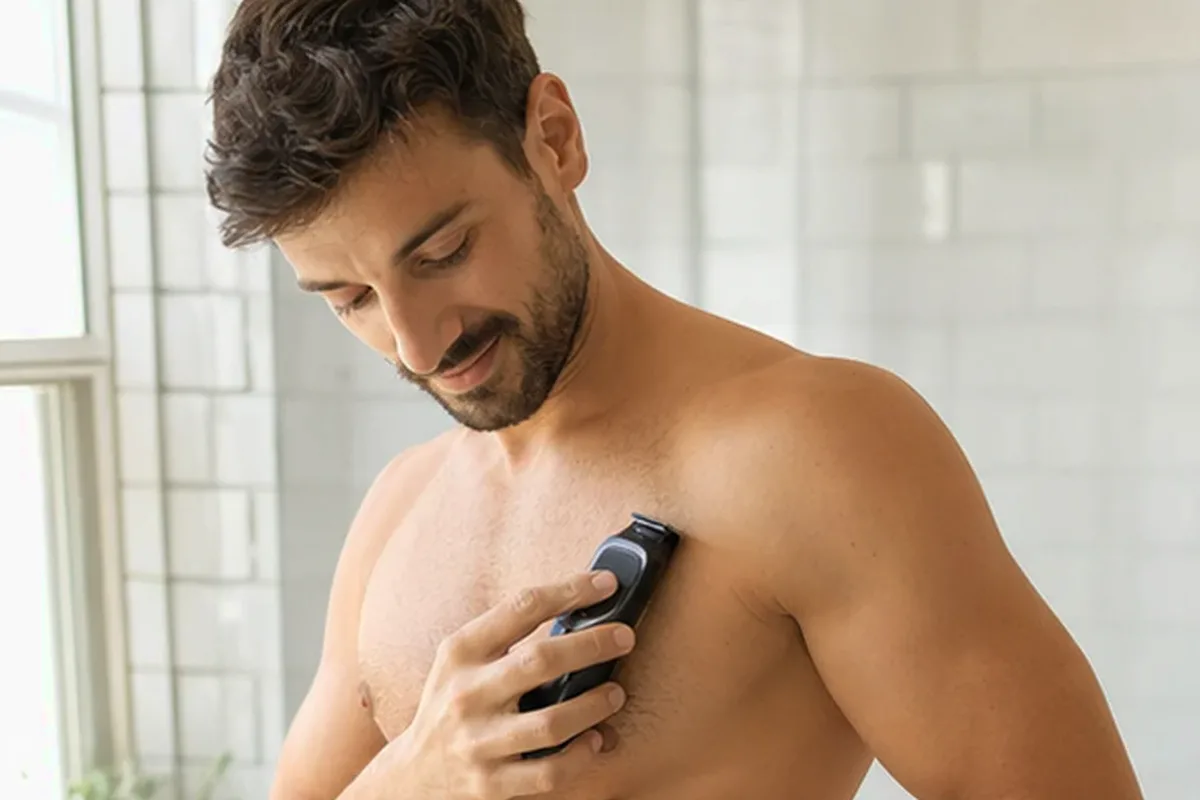 Authentischer Wohlfühlmoment passend zum Beauty-Thema Rasierhobel für feine Haare