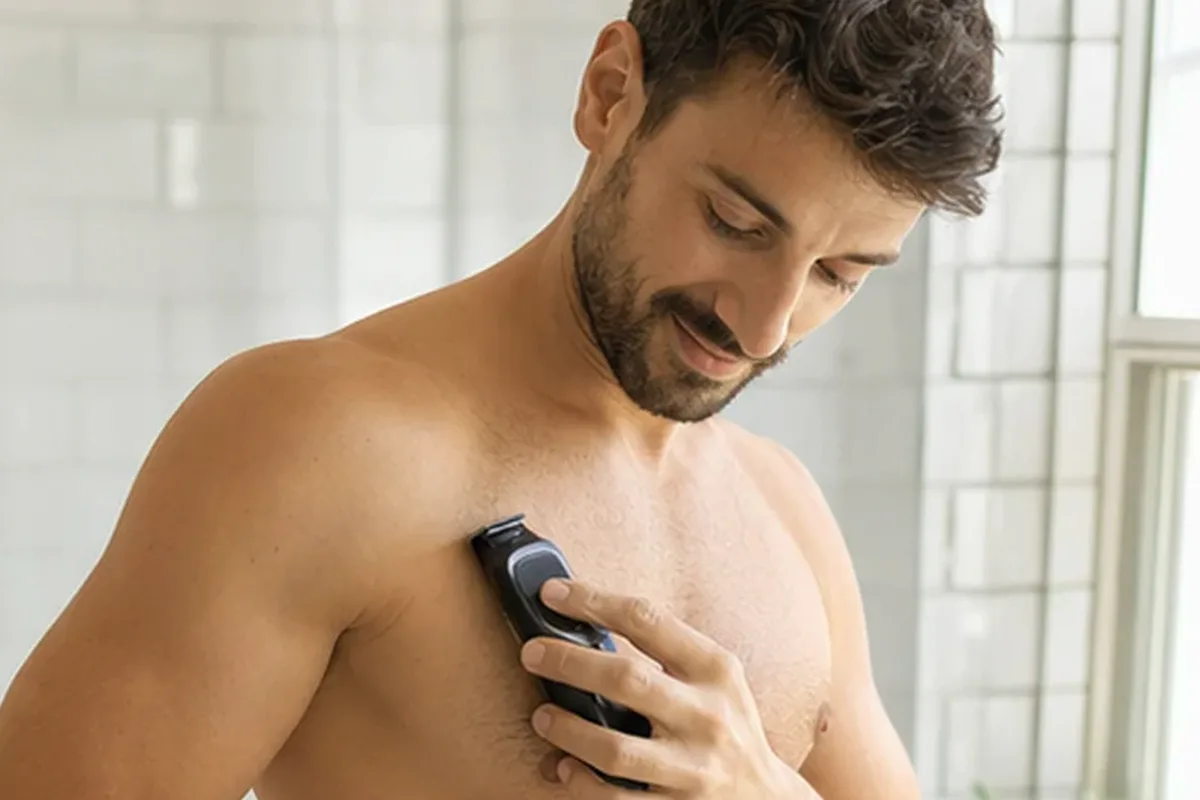 Authentischer Wohlfühlmoment passend zum Beauty-Thema Rasierhobel für feine Haare