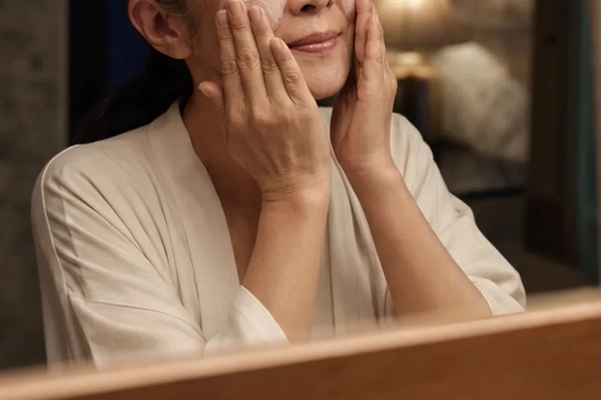 Authentischer Wohlfühlmoment passend zum Beauty-Thema Gesichtsmaske für trockene Haut