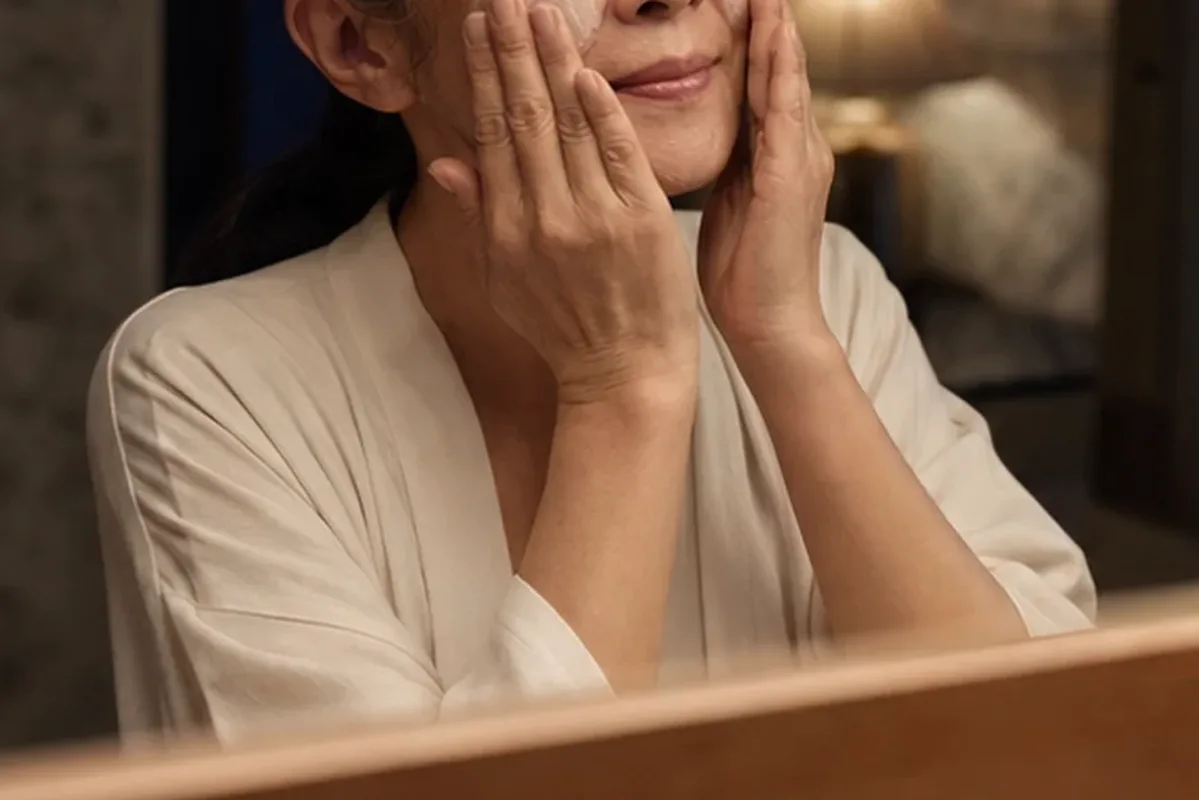 Authentischer Wohlfühlmoment passend zum Beauty-Thema Retinol-Serum für fettige Haut