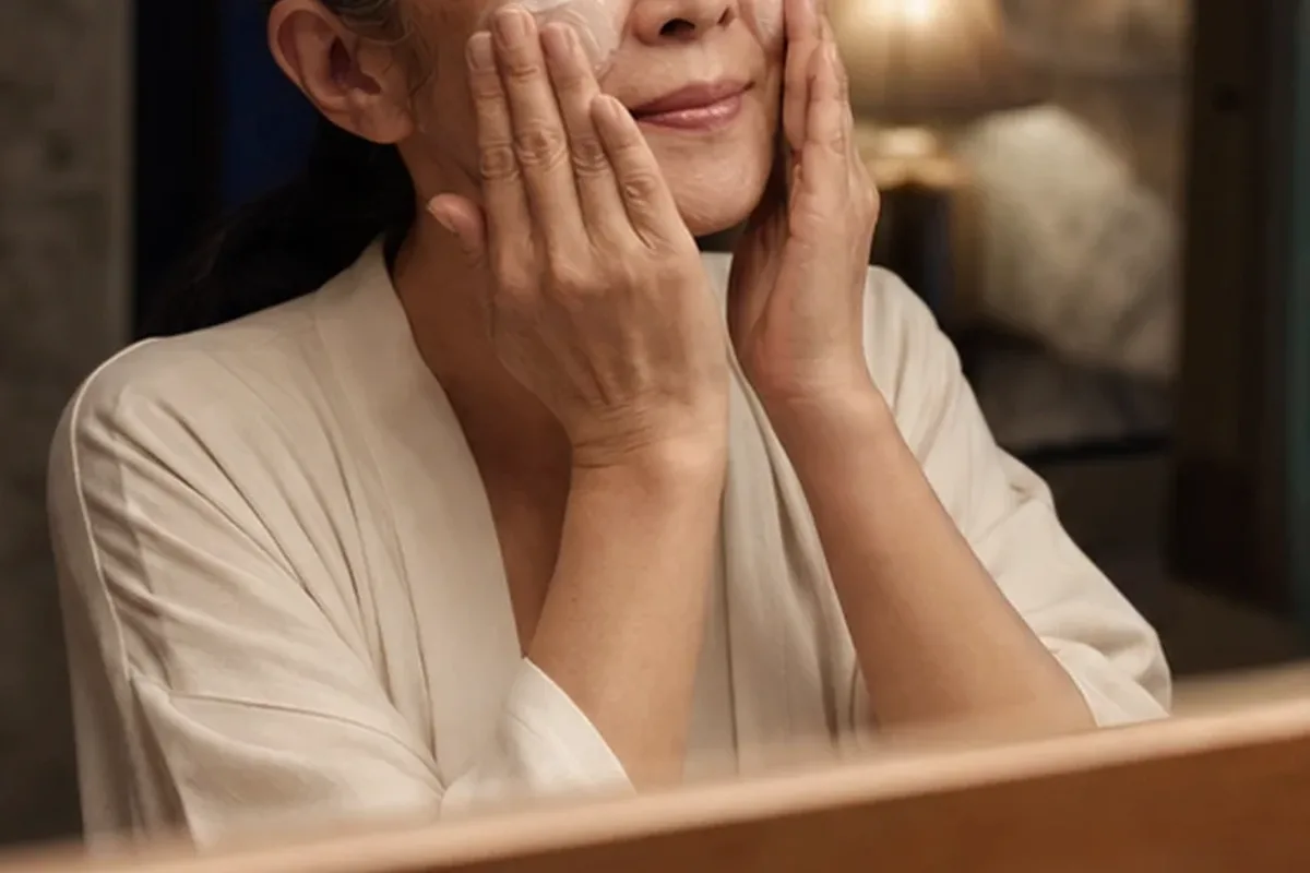 Authentischer Wohlfühlmoment passend zum Beauty-Thema Feuchtigkeitsserum für empfindliche Haut