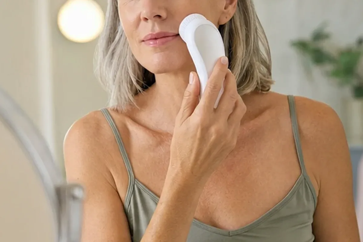 Authentischer Wohlfühlmoment passend zum Beauty-Thema Gesichtsreinigungsbürste für empfindliche Haut