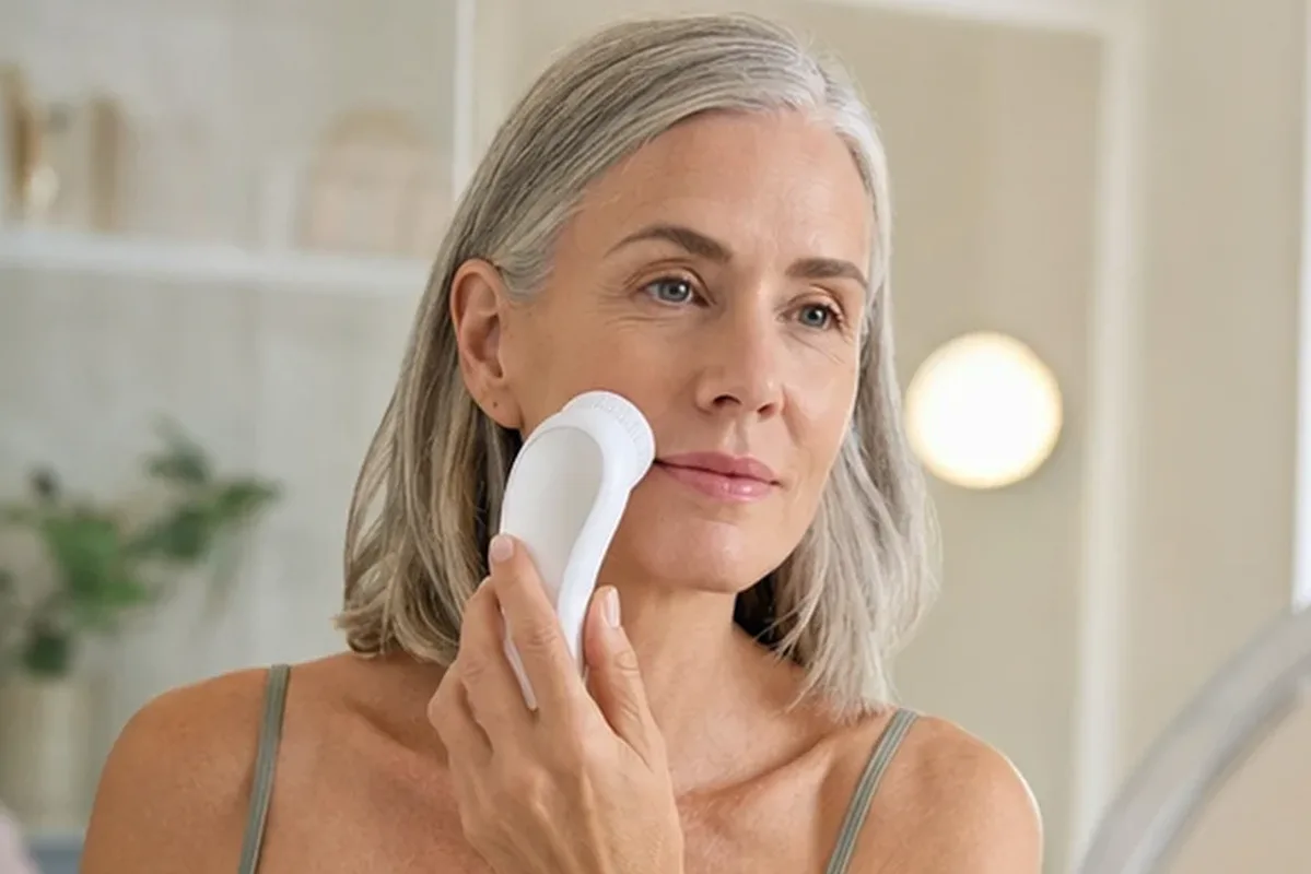 Authentischer Wohlfühlmoment passend zum Beauty-Thema Kosmetikspiegel für Anfänger