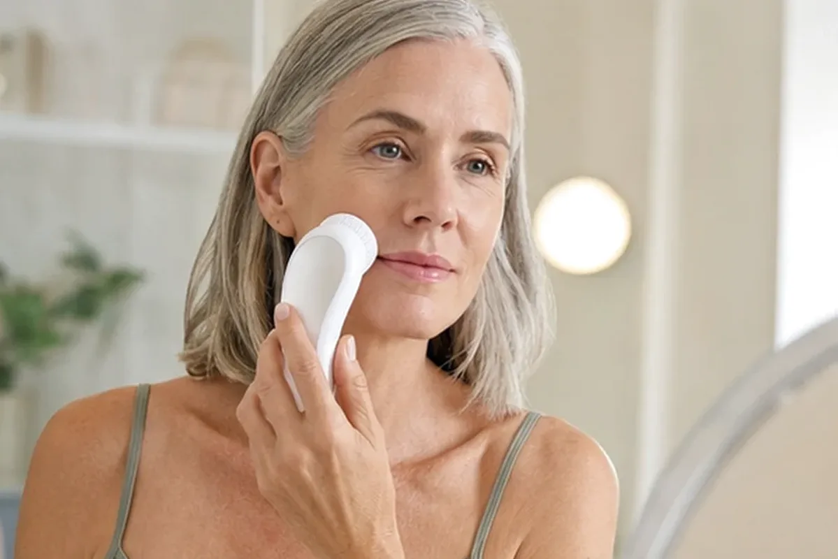 Authentische Beauty-Routine passend zum Thema Ionen-Haartrockner für feines Haar
