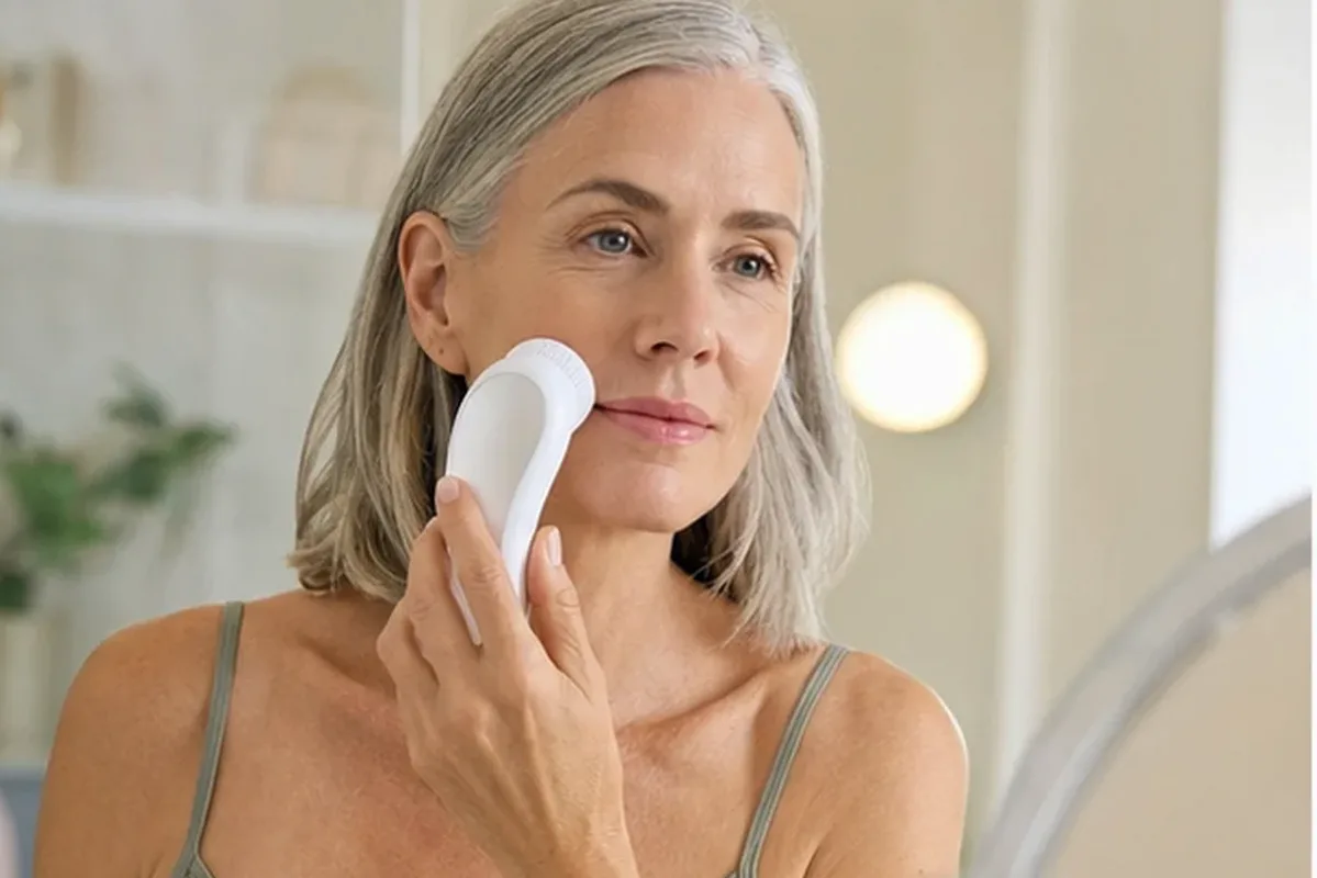 Authentischer Wohlfühlmoment passend zum Beauty-Thema Ionen-Haartrockner bei wenig Zeit