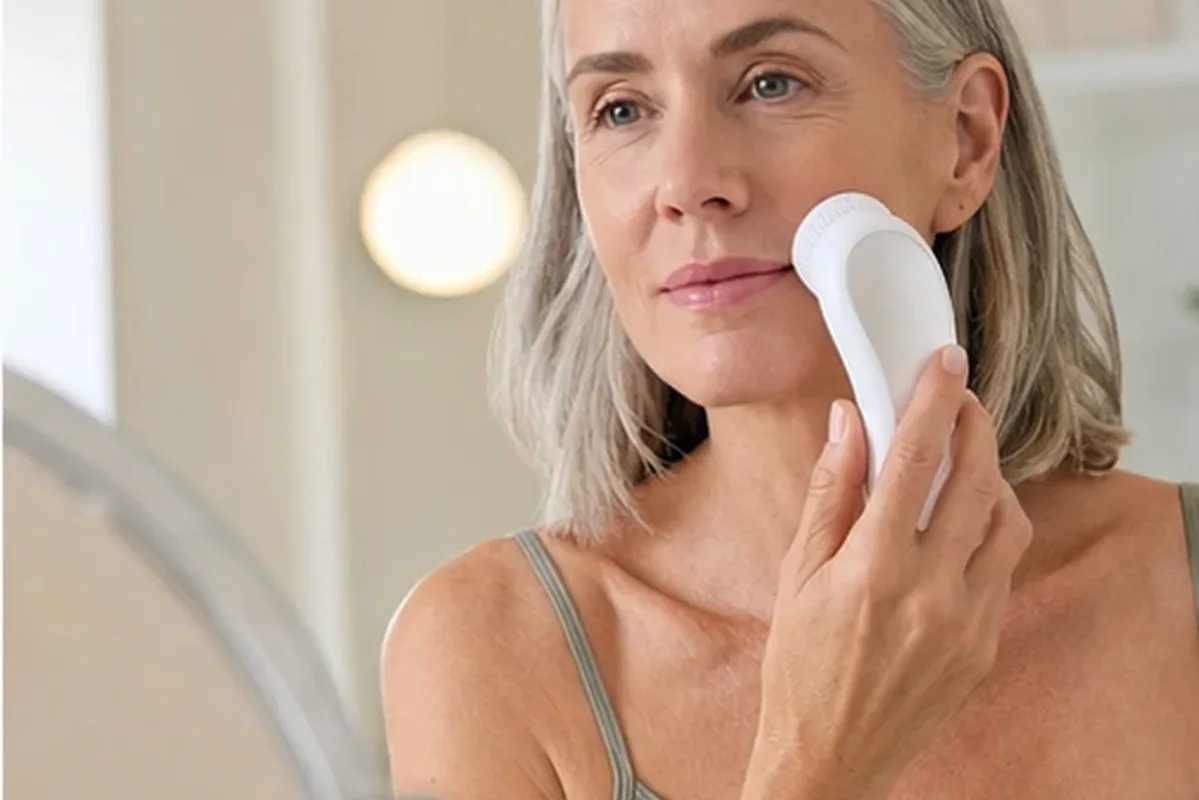 Authentischer Wohlfühlmoment passend zum Beauty-Thema Lockenstab für Reisen