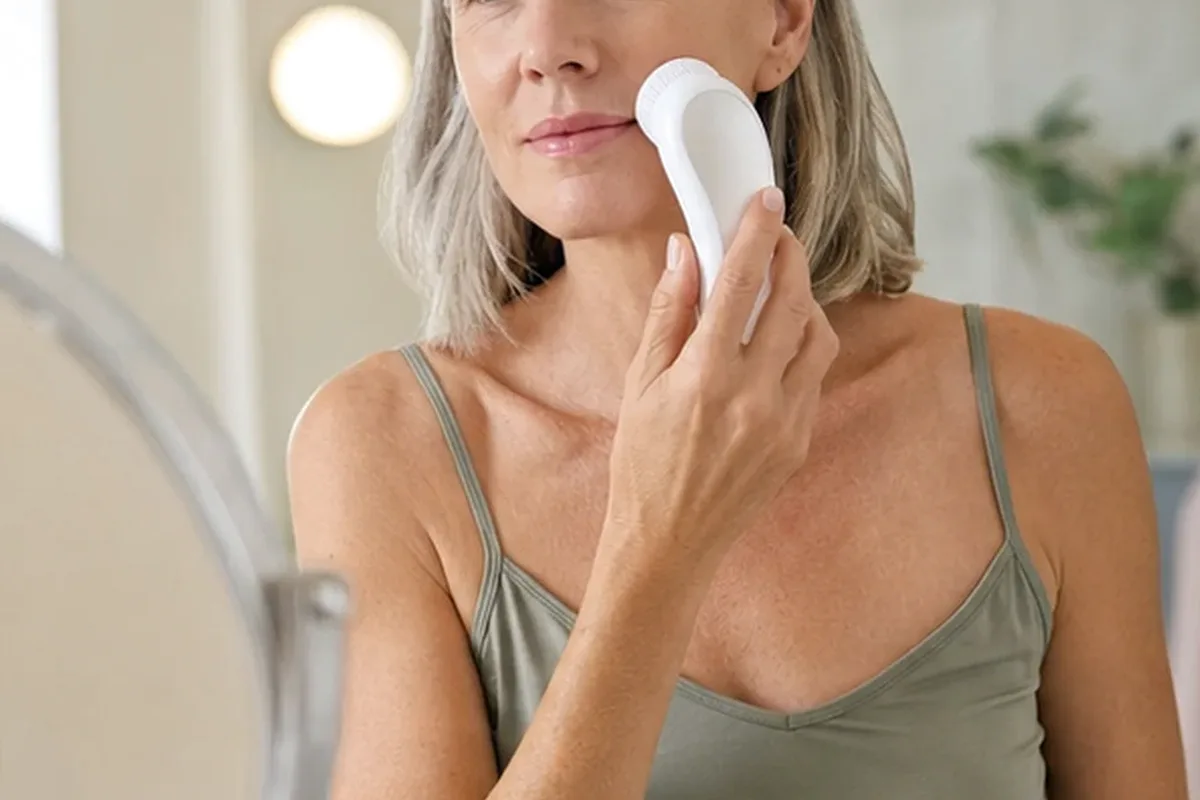 Authentische Beauty-Routine passend zum Thema Munddusche für Reisen