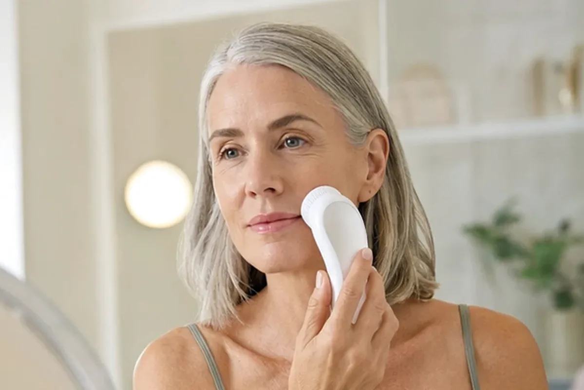 Authentischer Wohlfühlmoment passend zum Beauty-Thema Elektrische Zahnbürste für empfindliche Haut