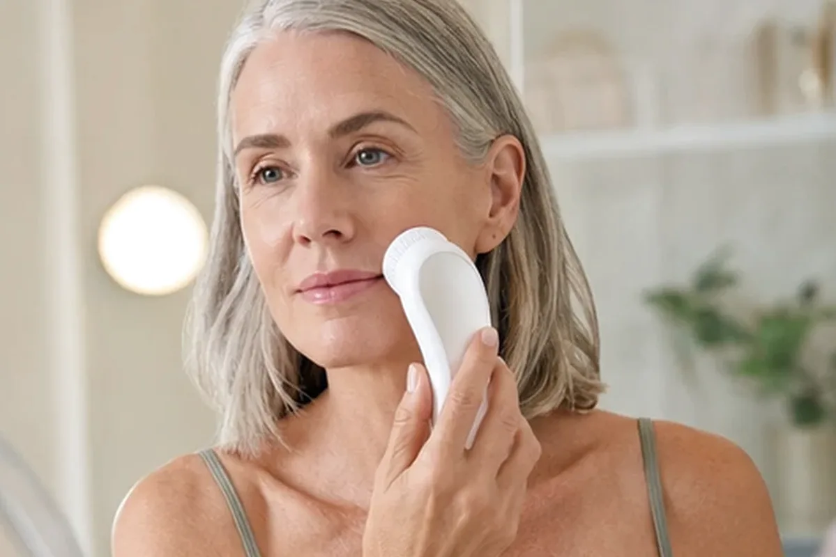 Authentische Beauty-Routine passend zum Thema Elektrische Zahnbürste für empfindliche Haut