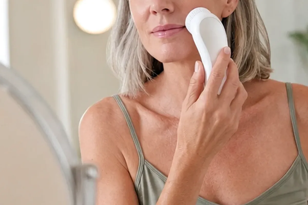 Authentischer Wohlfühlmoment passend zum Beauty-Thema Mikrostrom-Gerät für empfindliche Haut